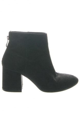 Damen Stiefeletten Pull&Bear, Größe 35, Farbe Schwarz, Preis 24,64 €