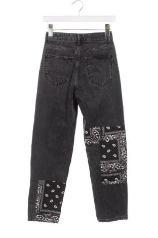 Dámské džíny  Bershka, Velikost XS, Barva Šedá, Cena  365,00 Kč