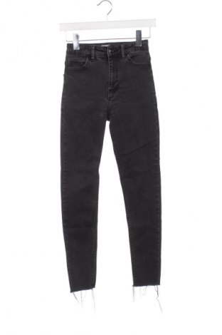 Dámske džínsy  Bershka, Veľkosť XS, Farba Sivá, Cena  14,75 €