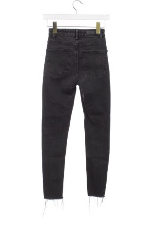 Dámske džínsy  Bershka, Veľkosť XS, Farba Sivá, Cena  14,75 €