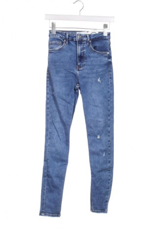 Damskie jeansy Bershka, Rozmiar XS, Kolor Niebieski, Cena 67,41 zł