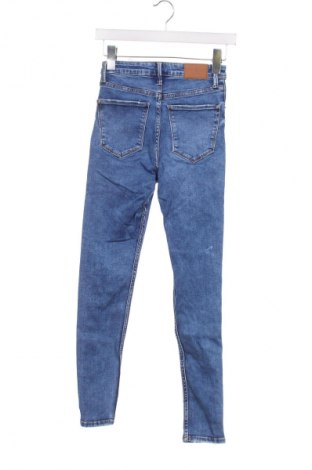 Damskie jeansy Bershka, Rozmiar XS, Kolor Niebieski, Cena 67,41 zł