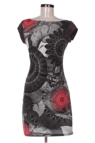 Рокля Desigual, Размер M, Цвят Многоцветен, Цена 82,99 лв.