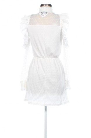 Kleid Pretty Little Thing, Größe M, Farbe Weiß, Preis 30,81 €
