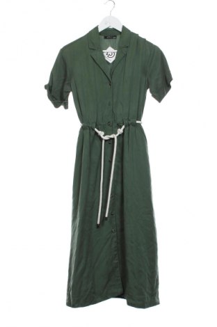 Kleid Reserved, Größe XS, Farbe Grün, Preis € 14,83