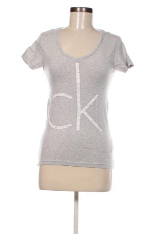 Дамска тениска Calvin Klein, Размер S, Цвят Сив, Цена 20,38 лв.