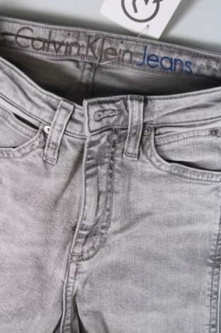 Damskie jeansy Calvin Klein Jeans, Rozmiar XS, Kolor Szary, Cena 156,32 zł