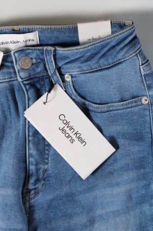 Дамски дънки Calvin Klein Jeans, Размер M, Цвят Син, Цена 78,00 лв.