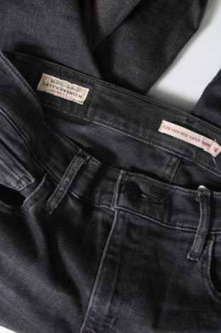 Дамски дънки Levi's, Размер M, Цвят Сив, Цена 60,20 лв.