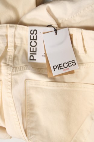Damen Jeans Pieces, Größe S, Farbe Ecru, Preis 27,30 €