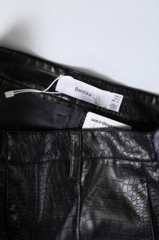 Pantaloni scurți de femei Bershka, Mărime S, Culoare Negru, Preț 23,13 Lei