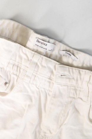 Γυναικείο κοντό παντελόνι Bershka, Μέγεθος S, Χρώμα Λευκό, Τιμή 11,75 €