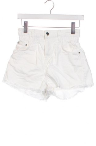 Γυναικείο κοντό παντελόνι Bershka, Μέγεθος S, Χρώμα Λευκό, Τιμή 11,75 €
