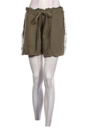Дамски къс панталон Clockhouse, Размер M, Цвят Зелен, Цена 11,73 лв.