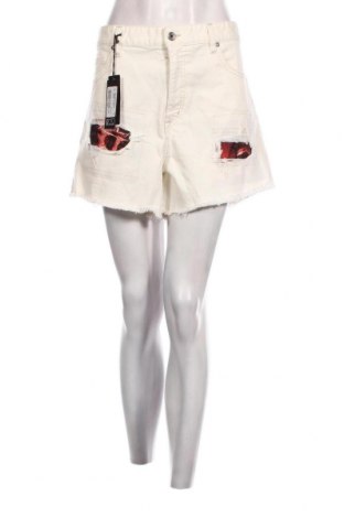 Дамски къс панталон Just Cavalli, Размер XL, Цвят Бял, Цена 240,35 лв.