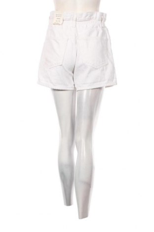 Γυναικείο κοντό παντελόνι Pull&Bear, Μέγεθος M, Χρώμα Λευκό, Τιμή 15,98 €