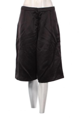 Γυναικείο κοντό παντελόνι Suiteboutique, Μέγεθος M, Χρώμα Μαύρο, Τιμή 11,83 €