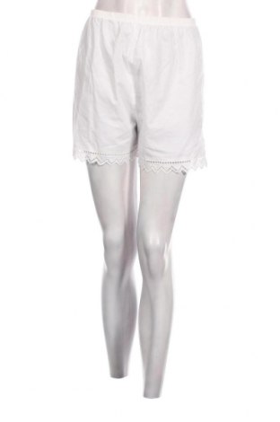 Дамски къс панталон Triumph, Размер M, Цвят Бял, Цена 31,10 лв.