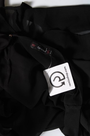 Γυναικείο αμάνικο μπλουζάκι Bershka, Μέγεθος M, Χρώμα Μαύρο, Τιμή 2,81 €