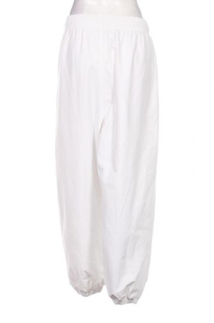 Γυναικείο αθλητικό παντελόνι Nike, Μέγεθος L, Χρώμα Λευκό, Τιμή 47,94 €