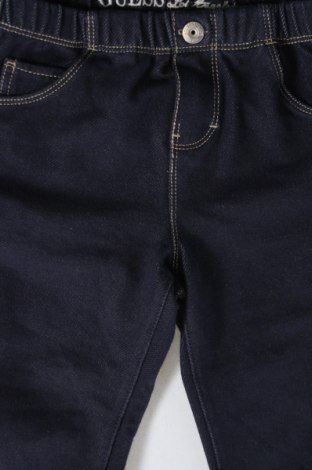 Dziecięce jeansy Guess, Rozmiar 12-18m/ 80-86 cm, Kolor Niebieski, Cena 109,53 zł