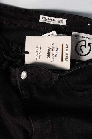 Męskie jeansy Pull&Bear, Rozmiar M, Kolor Czarny, Cena 112,80 zł