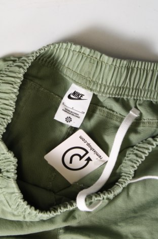 Pantaloni scurți de bărbați Nike, Mărime S, Culoare Verde, Preț 305,92 Lei