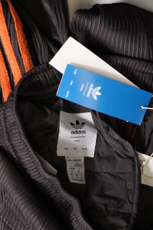 Мъжко спортно долнище Adidas Originals, Размер M, Цвят Сив, Цена 110,15 лв.