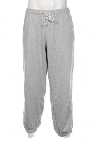 Pantaloni trening de bărbați New Balance, Mărime XL, Culoare Gri, Preț 198,85 Lei