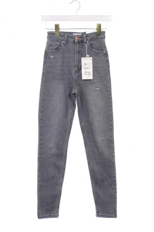 Γυναικείο Τζίν Bershka, Μέγεθος S, Χρώμα Γκρί, Τιμή 23,52 €