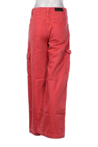 Damskie jeansy Bershka, Rozmiar M, Kolor Czerwony, Cena 69,01 zł