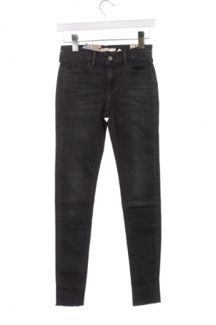 Дамски дънки Levi's, Размер XS, Цвят Сив, Цена 174,99 лв.