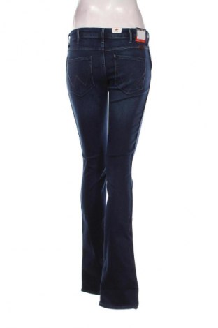 Дамски дънки Wrangler, Размер M, Цвят Син, Цена 174,99 лв.