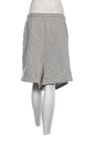 Γυναικείο κοντό παντελόνι Boohoo, Μέγεθος 4XL, Χρώμα Γκρί, Τιμή 12,99 €