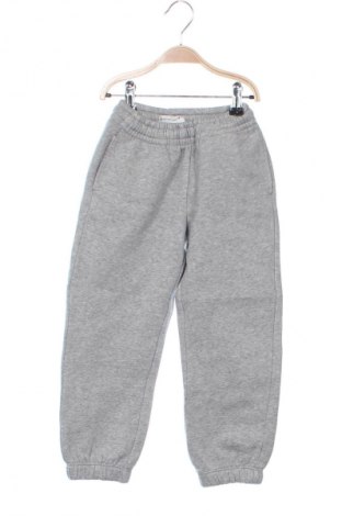 Детско спортно долнище Tommy Hilfiger, Размер 3-4y/ 104-110 см, Цвят Сив, Цена 87,99 лв.