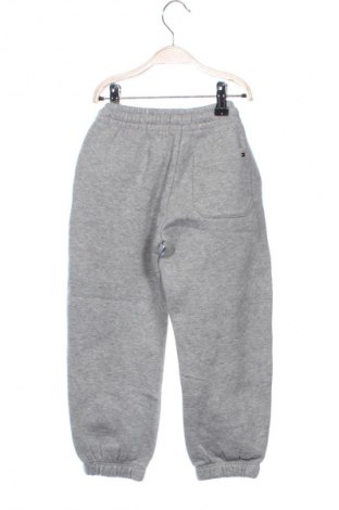 Детско спортно долнище Tommy Hilfiger, Размер 3-4y/ 104-110 см, Цвят Сив, Цена 87,99 лв.