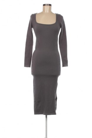 Kleid Stradivarius, Größe M, Farbe Grau, Preis € 15,00