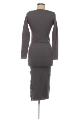 Kleid Stradivarius, Größe M, Farbe Grau, Preis € 15,00