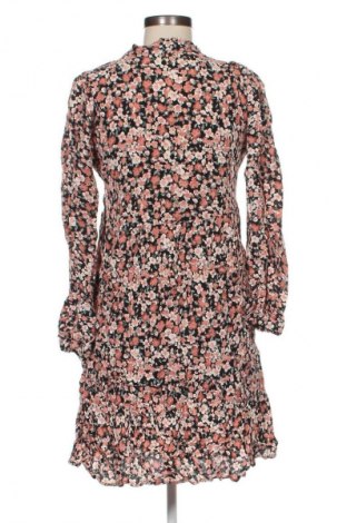 Рокля Vero Moda, Размер M, Цвят Многоцветен, Цена 27,99 лв.