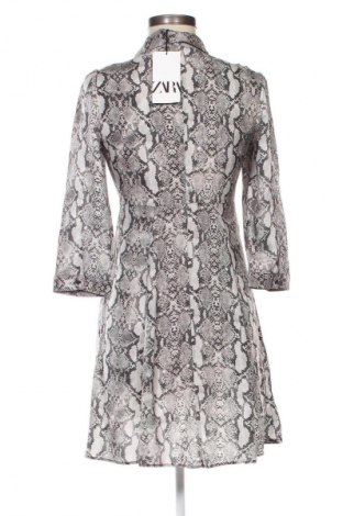 Рокля Zara, Размер XS, Цвят Многоцветен, Цена 77,99 лв.