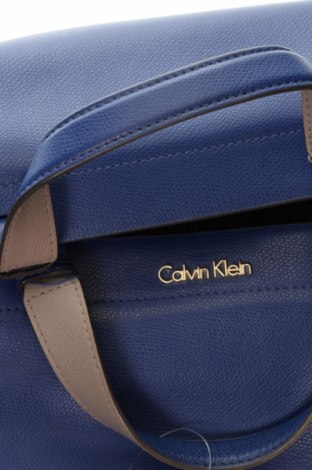 Дамска чанта Calvin Klein, Цвят Син, Цена 219,84 лв.