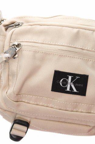 Дамска чанта Calvin Klein Jeans, Цвят Екрю, Цена 163,40 лв.