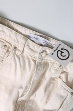 Damen Jeans Bershka, Größe S, Farbe Ecru, Preis 9,77 €