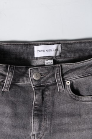 Дамски дънки Calvin Klein Jeans, Размер M, Цвят Сив, Цена 47,90 лв.