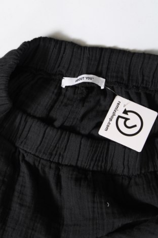 Дамски къс панталон About You, Размер M, Цвят Черен, Цена 23,00 лв.