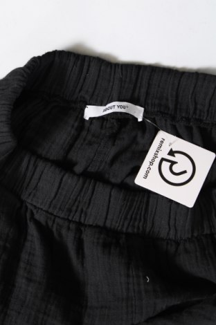 Pantaloni scurți de femei About You, Mărime M, Culoare Negru, Preț 75,66 Lei