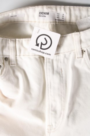 Damen Shorts Bershka, Größe M, Farbe Weiß, Preis 9,72 €