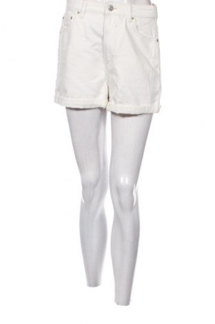 Γυναικείο κοντό παντελόνι Bershka, Μέγεθος M, Χρώμα Λευκό, Τιμή 5,83 €