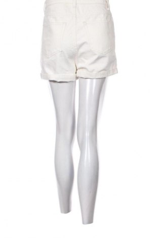 Дамски къс панталон Bershka, Размер M, Цвят Бял, Цена 19,00 лв.