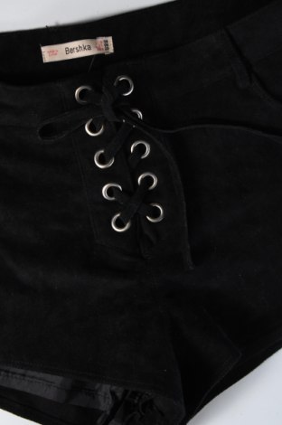 Дамски къс панталон Bershka, Размер M, Цвят Черен, Цена 7,60 лв.
